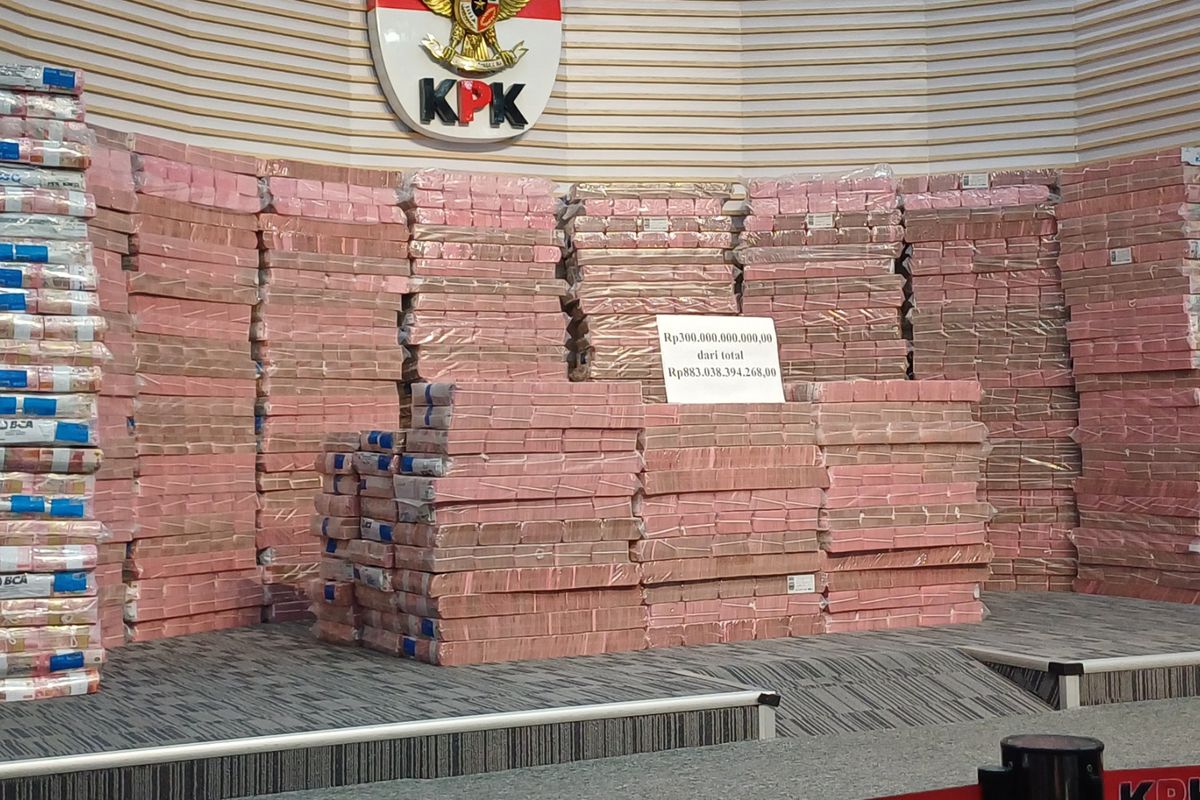 Komisi Pemberantasan Korupsi (KPK) memamerkan uang hasil rampasan senilai Rp 300 miliar terkait kasus investasi fiktif PT Taspen (Persero) dari tersangka Ekiawan Heri Primaryanto pada Kamis (20/11/2025). 