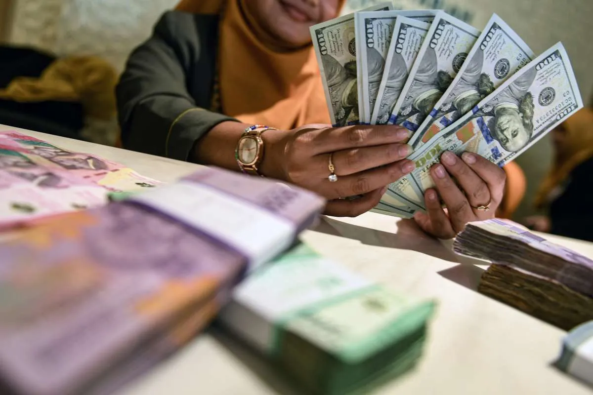 Rupiah Spot Bertahan Menguat ke Rp 15.420 Per Dolar AS Pada Tengah Hari Ini (5/9)