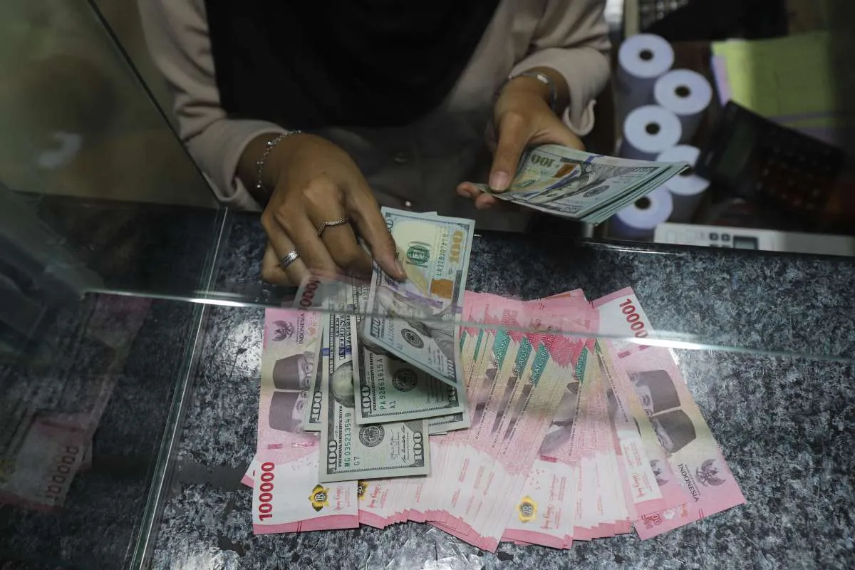 Rupiah Ditutup Melemah ke Rp 16.728 Per Dolar AS Hari Ini, Paling Lemah di Asia