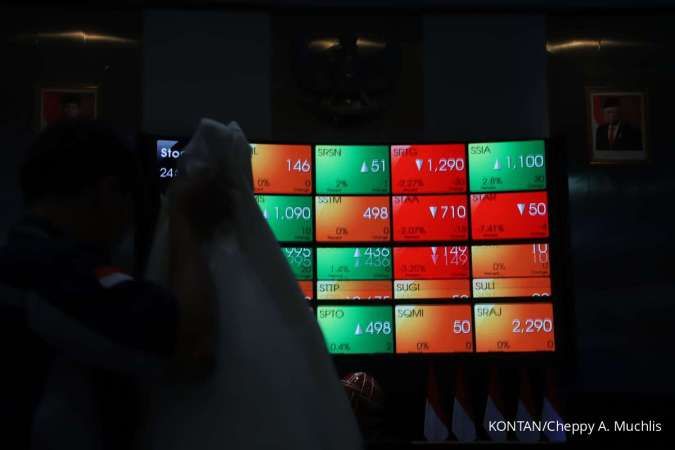 Papan digital menampilkan pergerakan perdagangan saham di BEI
