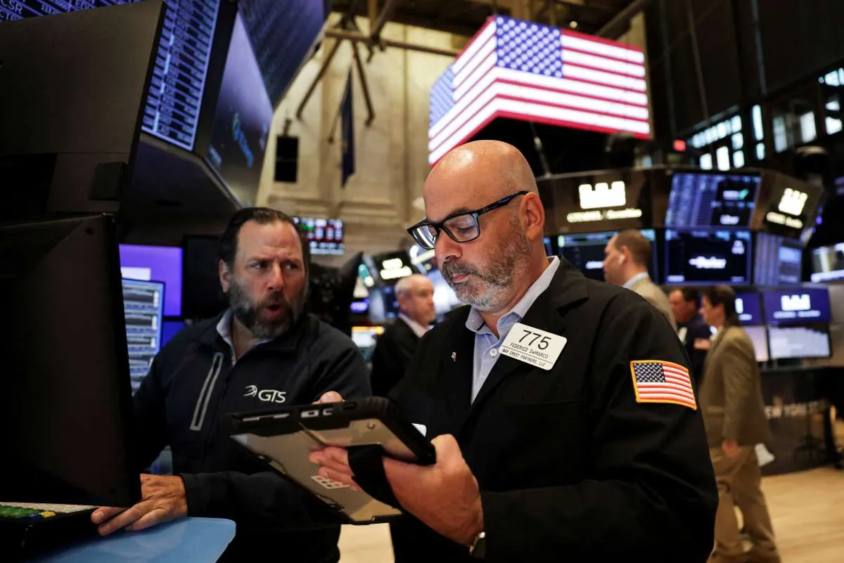 Wall Street Turun, Imbas Laporan Keuangan yang Beragam dan Ketegangan Dagang AS-China