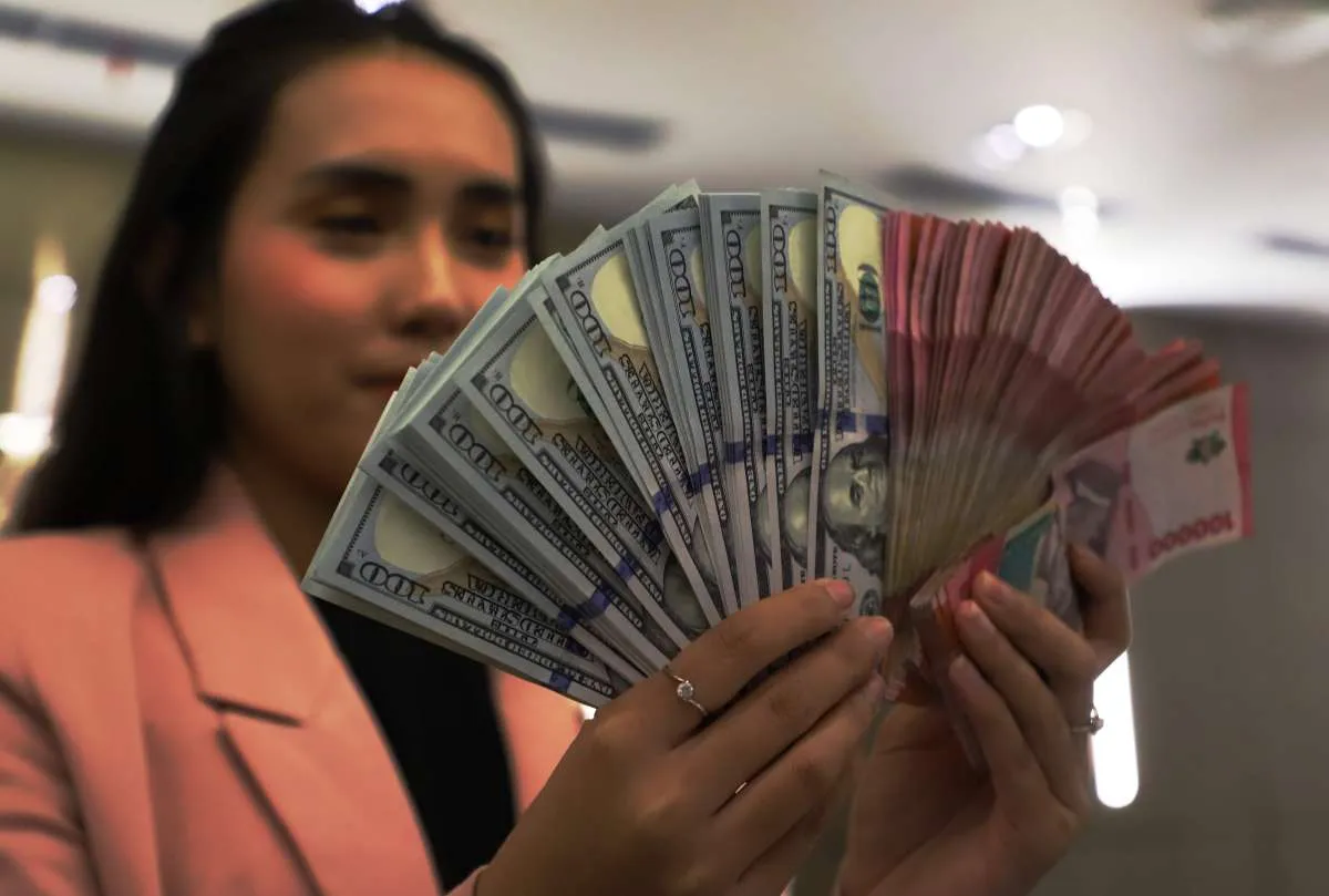Rupiah Spot Melemah 0,11% ke Rp 16.735 per Dolar AS Kamis (13/11) Siang
