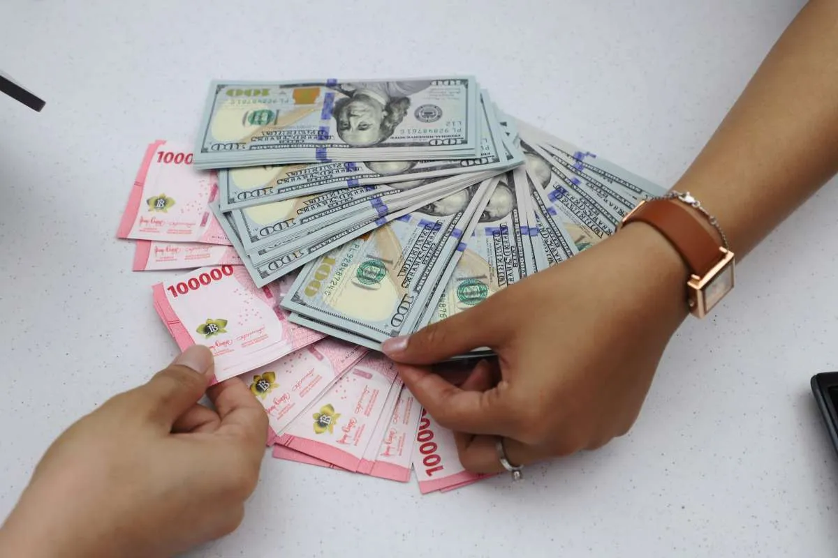 Rupiah Spot Melemah 0,10% ke Rp 16.735 per Dolar AS pada Kamis (13/11) Pagi