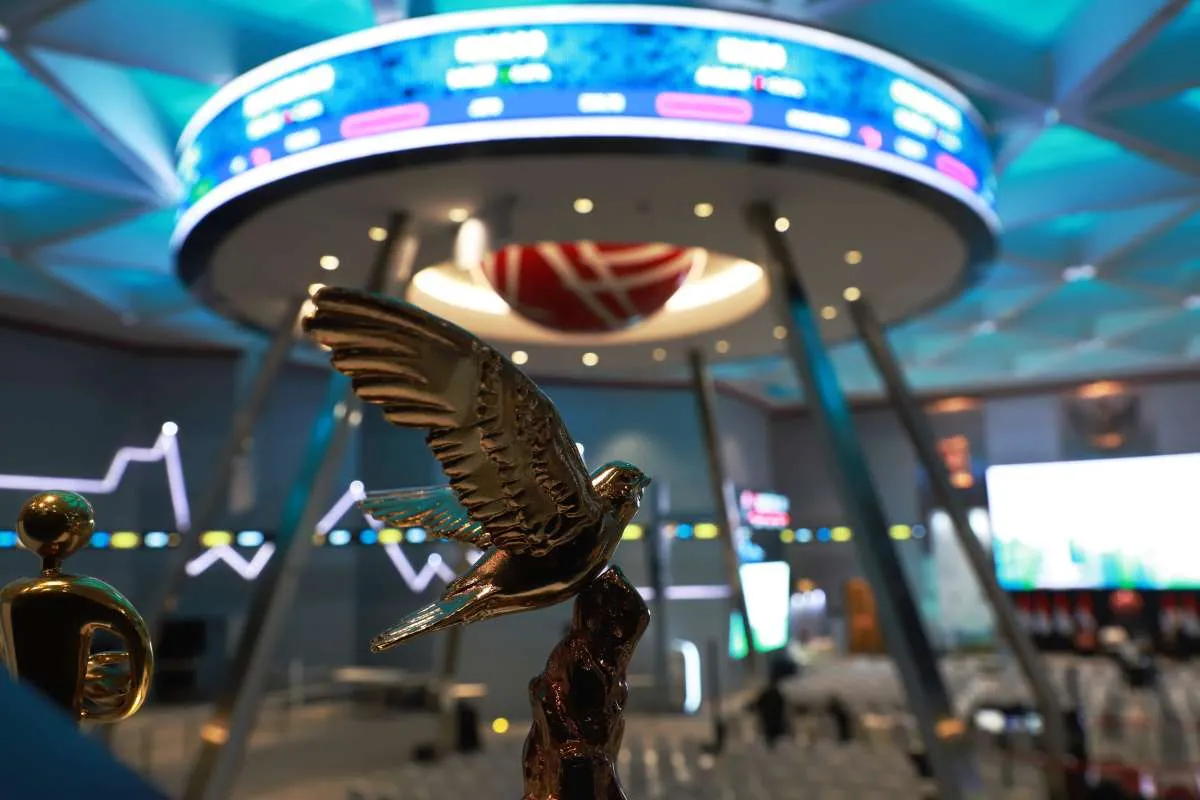 IHSG Melemah 0,56% ke 8.521 pada Selasa (25/11), AMMN, BBRI, EMTK Top Losers LQ45