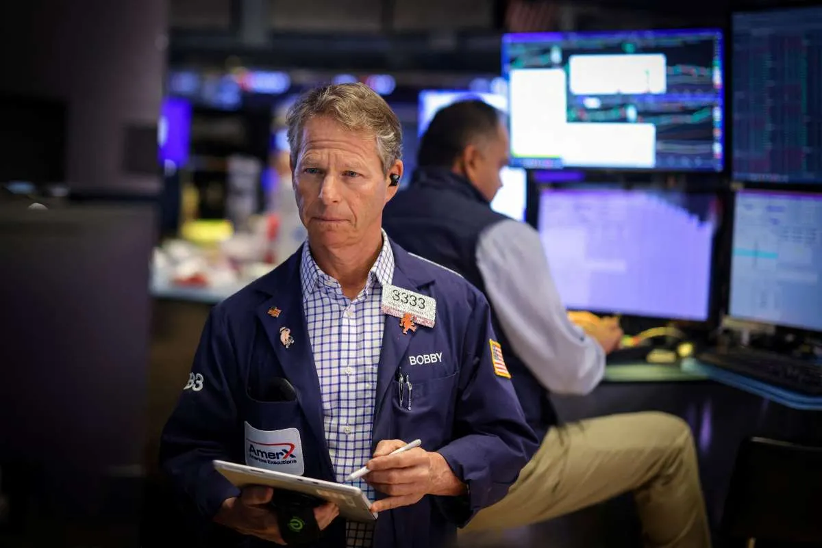 Wall Street Dibuka Turun Senin (1/12), Jelang Pidato Powell dan Rilis Data Manufaktur