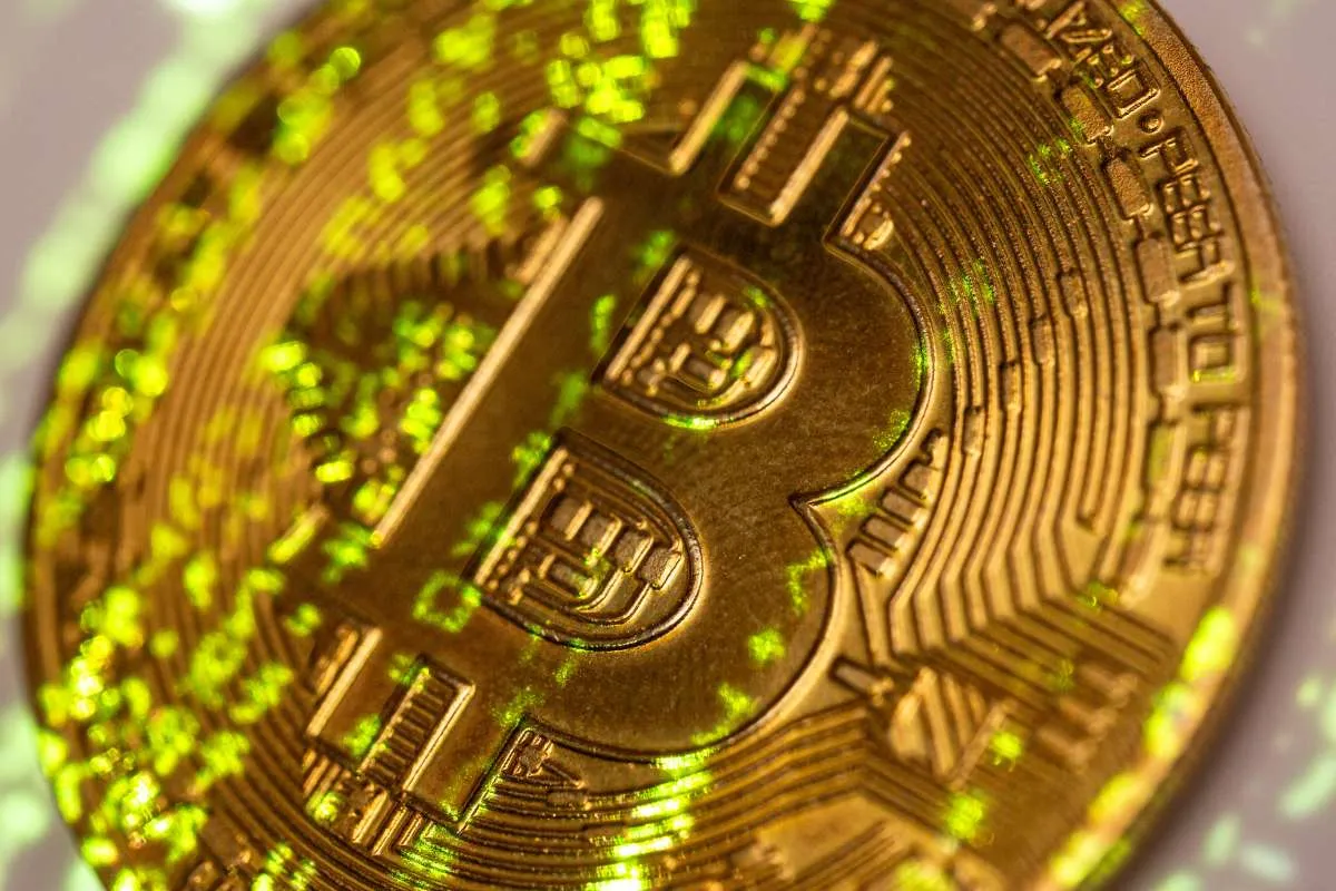 Bitcoin Kembali Menguat Sementara Emas Turun, Analis Ungkap Penyebabnya